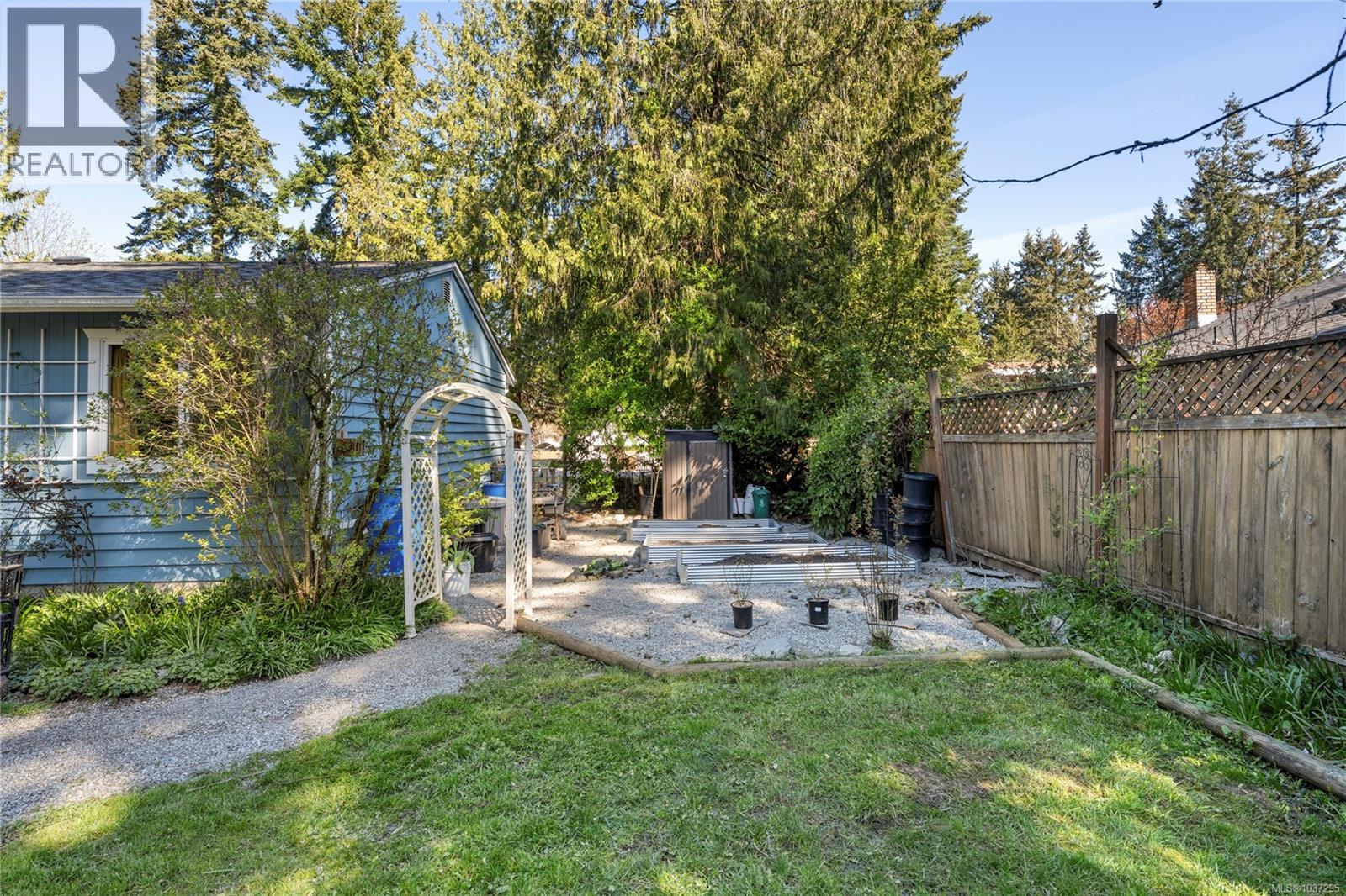 1817 Meadowlark Cres - 33