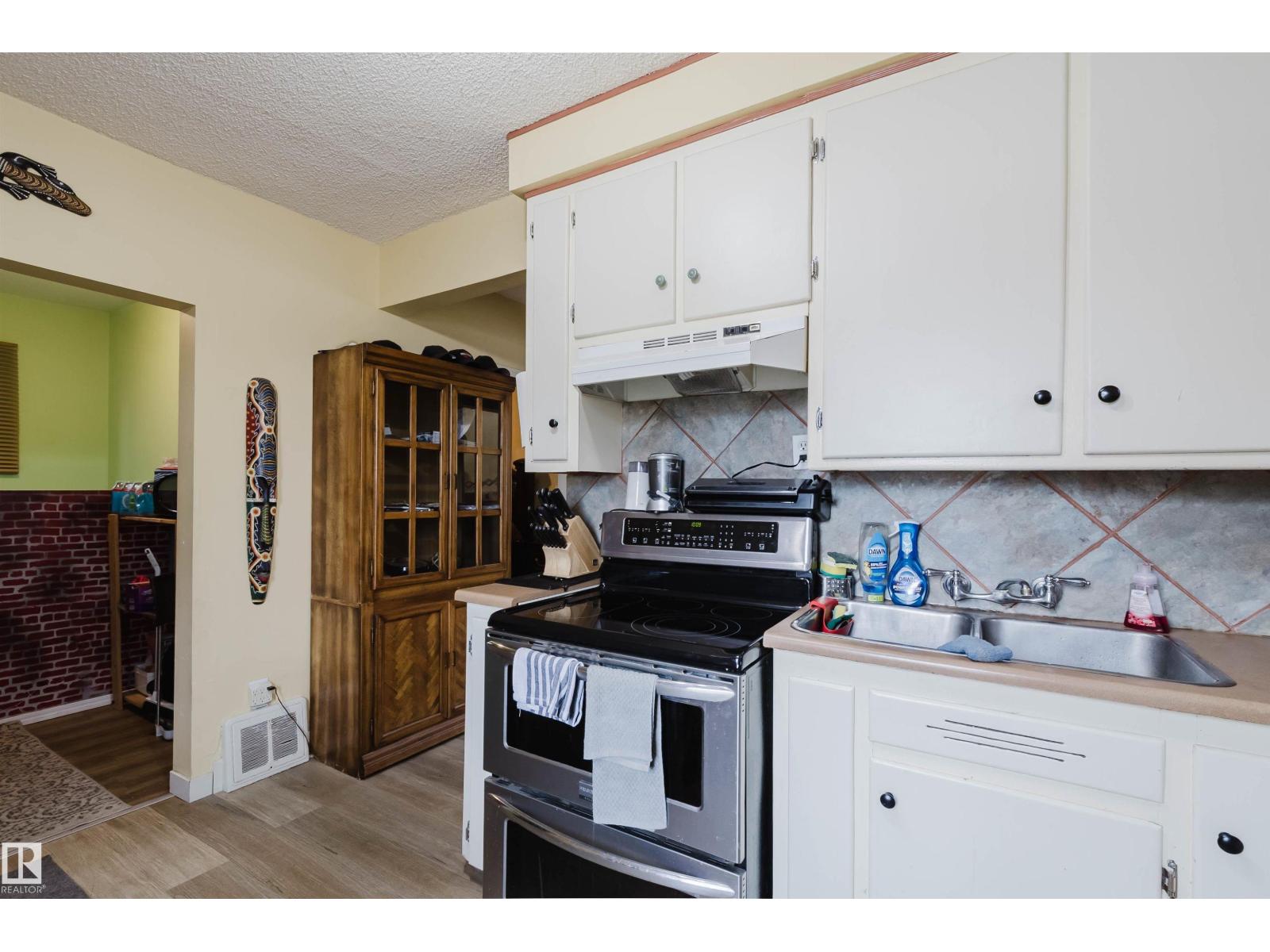 10834 75 AV NW - 15