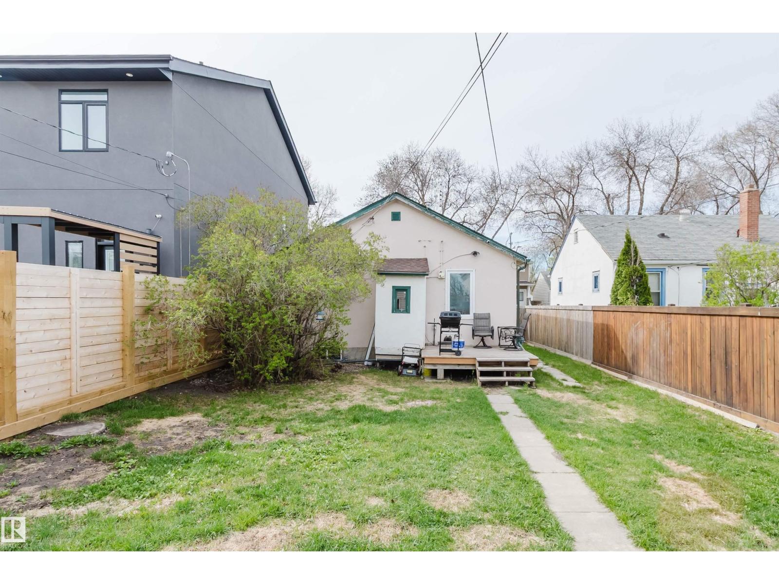 10834 75 AV NW - 27