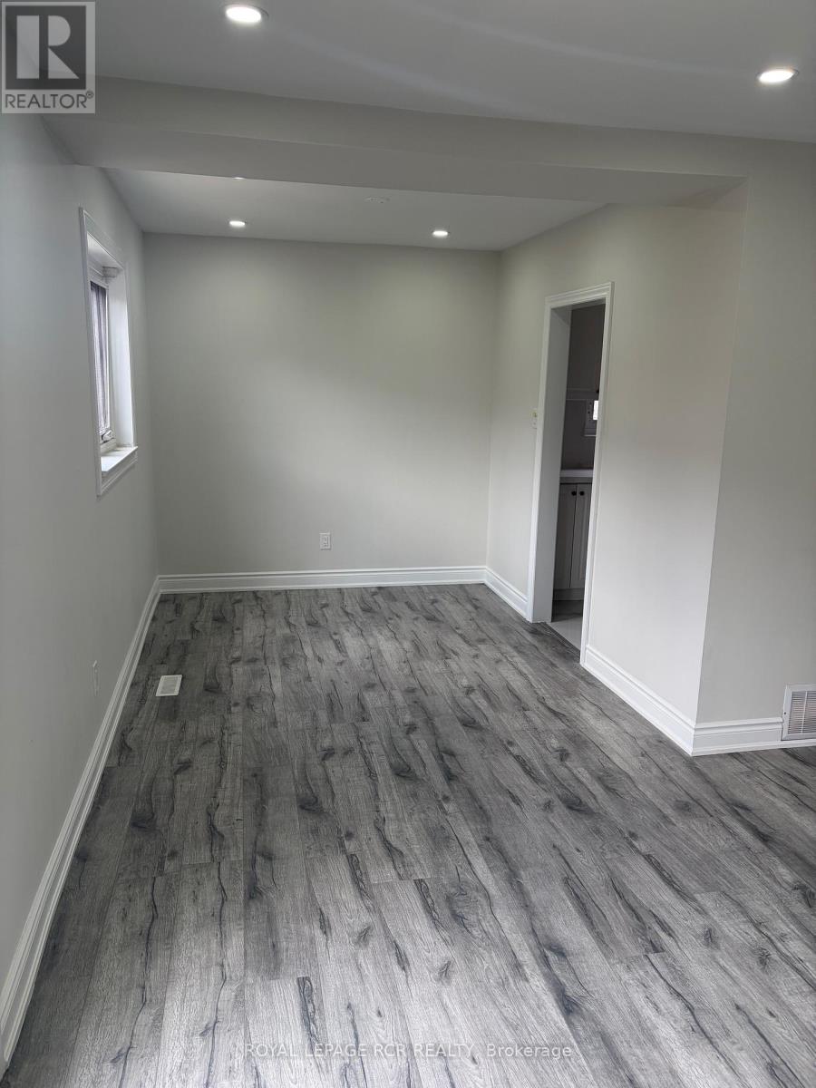 41 TOWN HOUSE CRESCENT - 4
