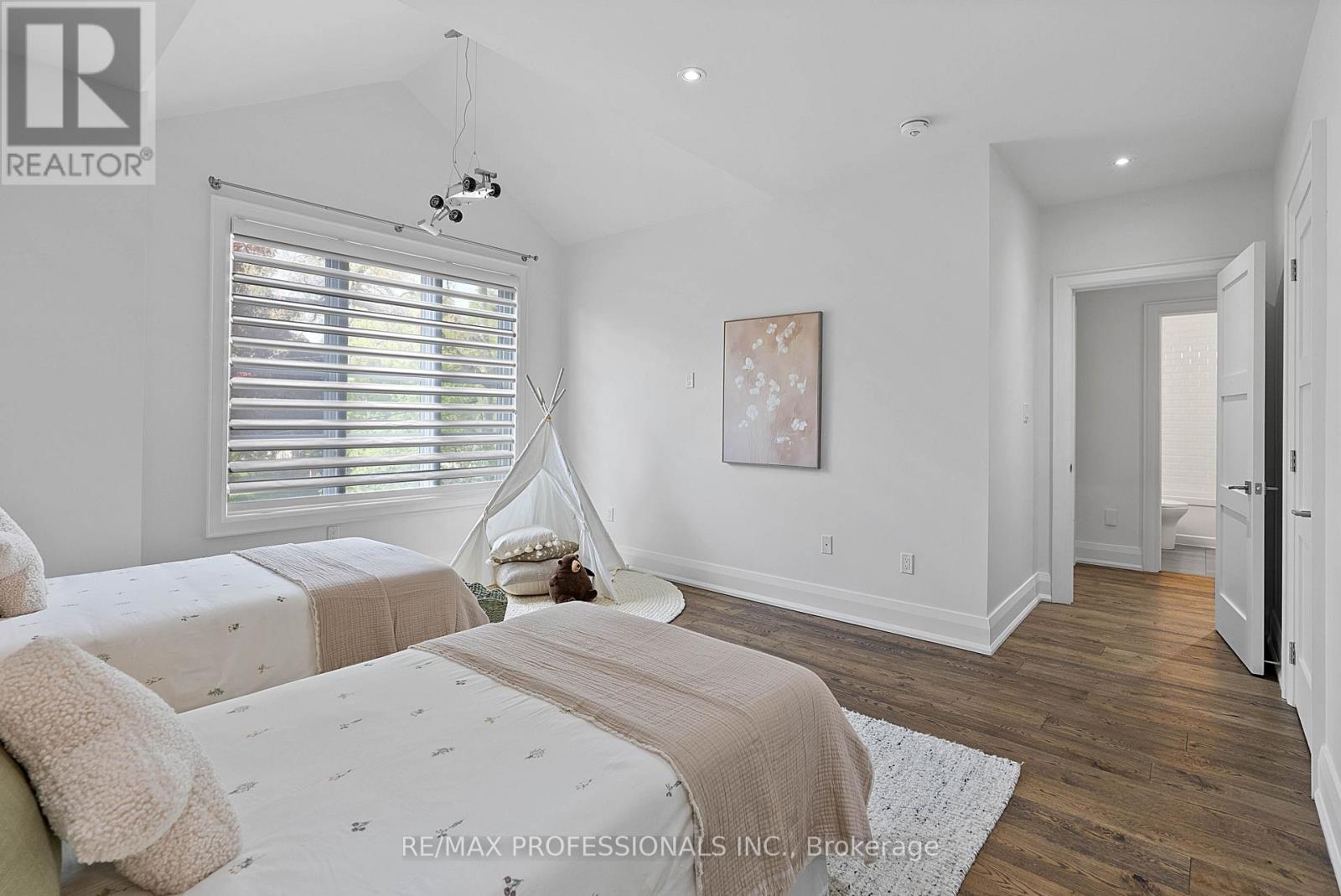 146 THOMPSON AVENUE - 27