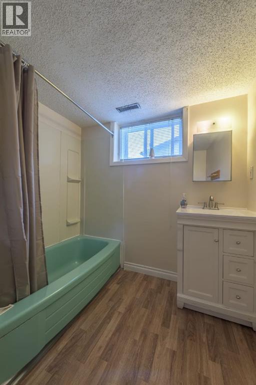 202 15 Avenue NE - 13