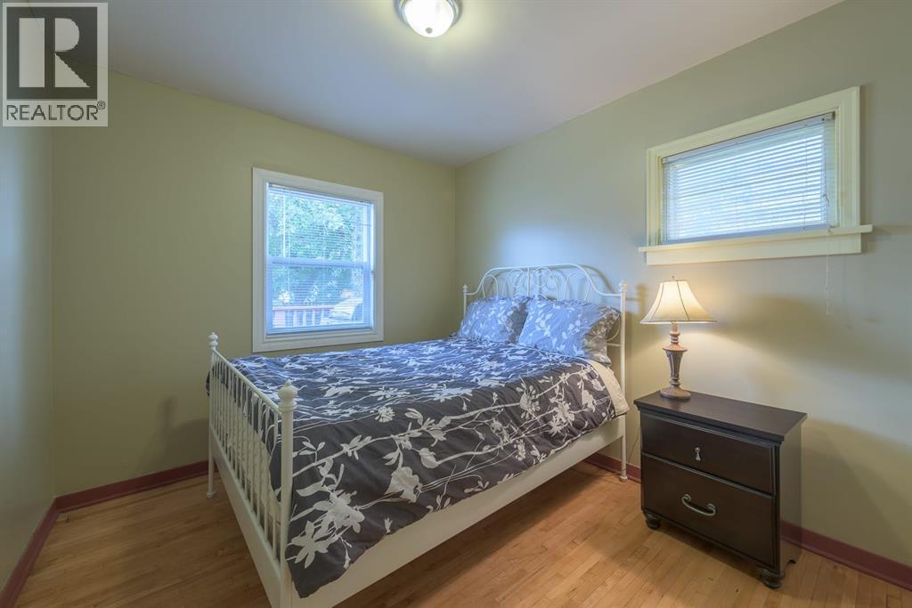 202 15 Avenue NE - 5