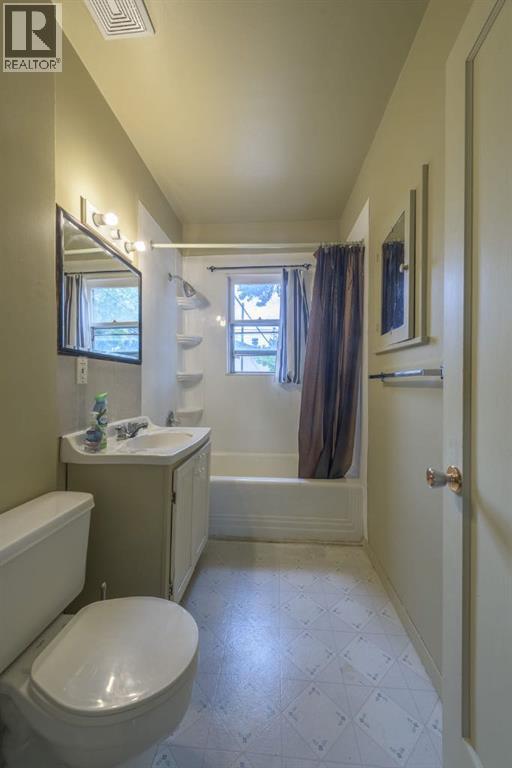 202 15 Avenue NE - 14