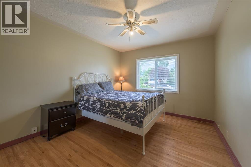202 15 Avenue NE - 10