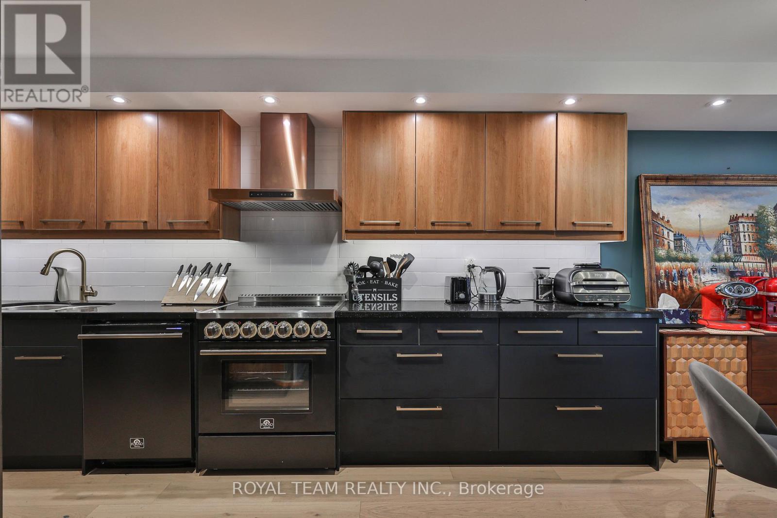#C-PH 10 211 SAINT PATRICK STREET - 21