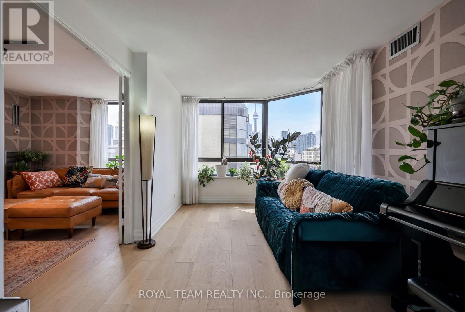#C-PH 10 211 SAINT PATRICK STREET - 17