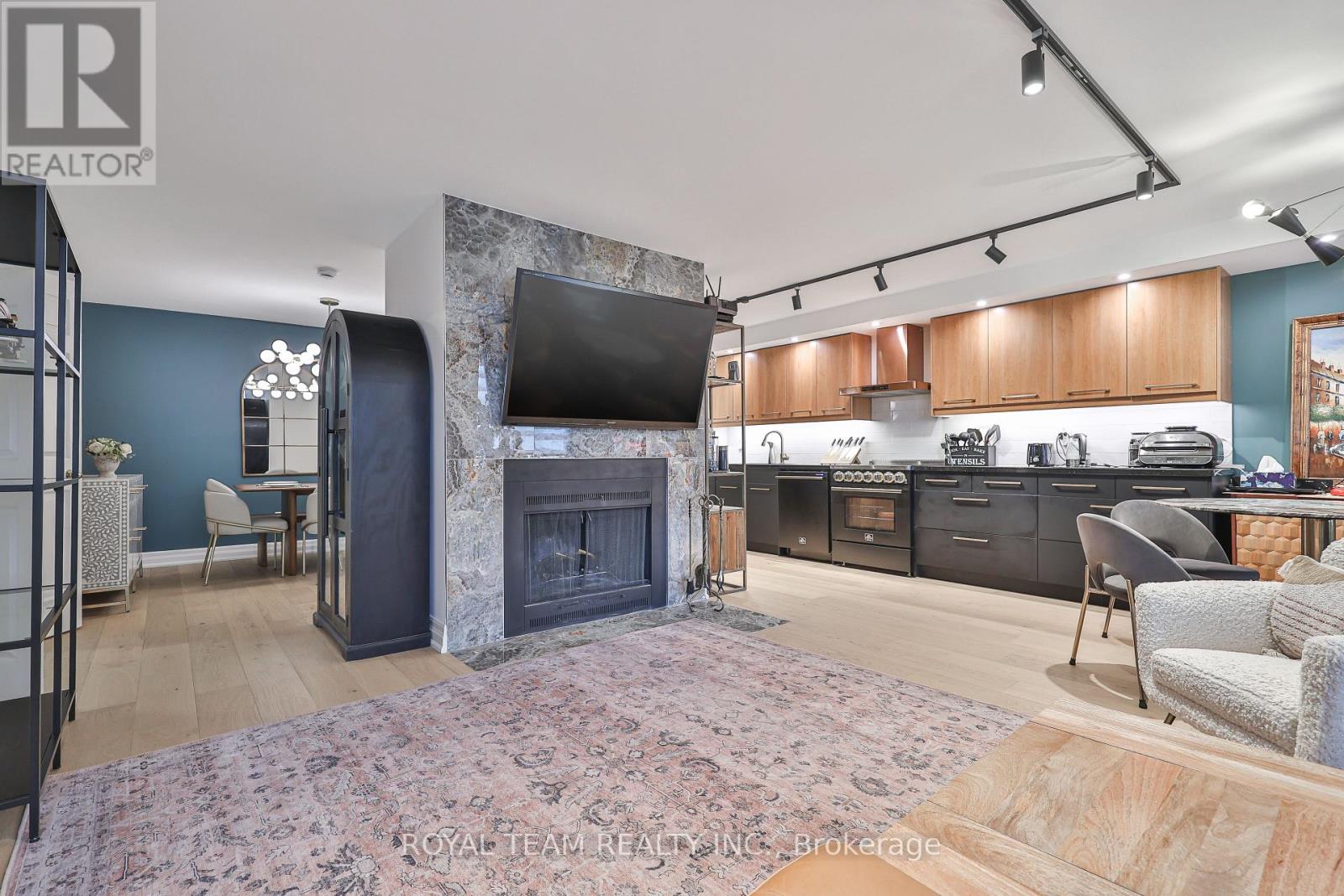 #C-PH 10 211 SAINT PATRICK STREET - 15