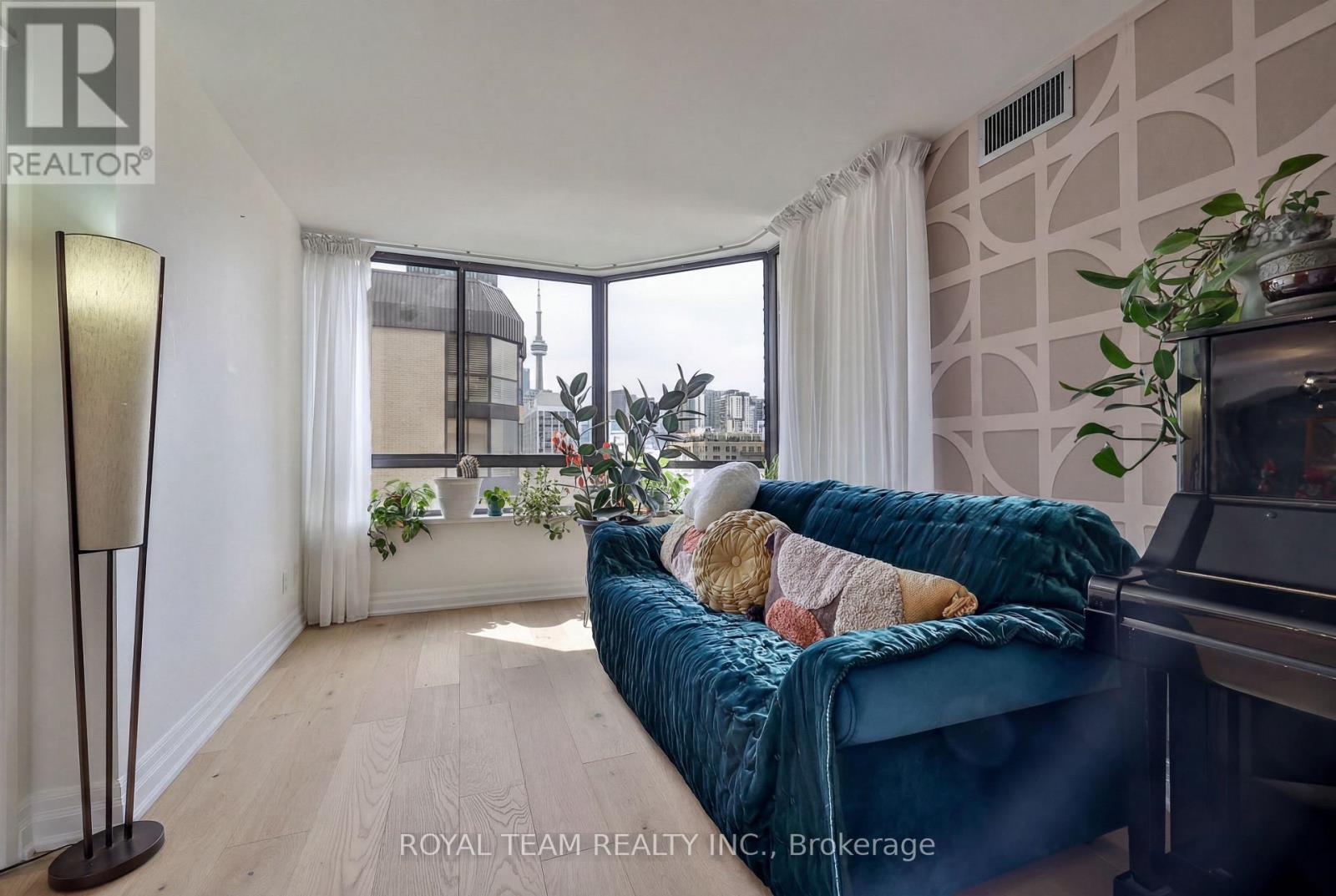 #C-PH 10 211 SAINT PATRICK STREET - 18