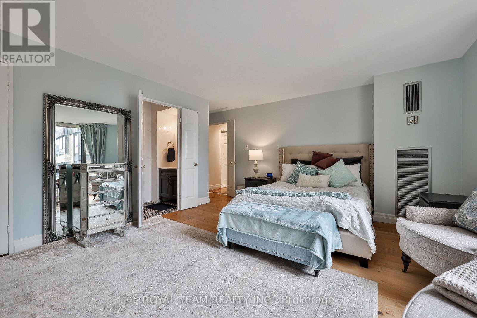 #C-PH 10 211 SAINT PATRICK STREET - 31