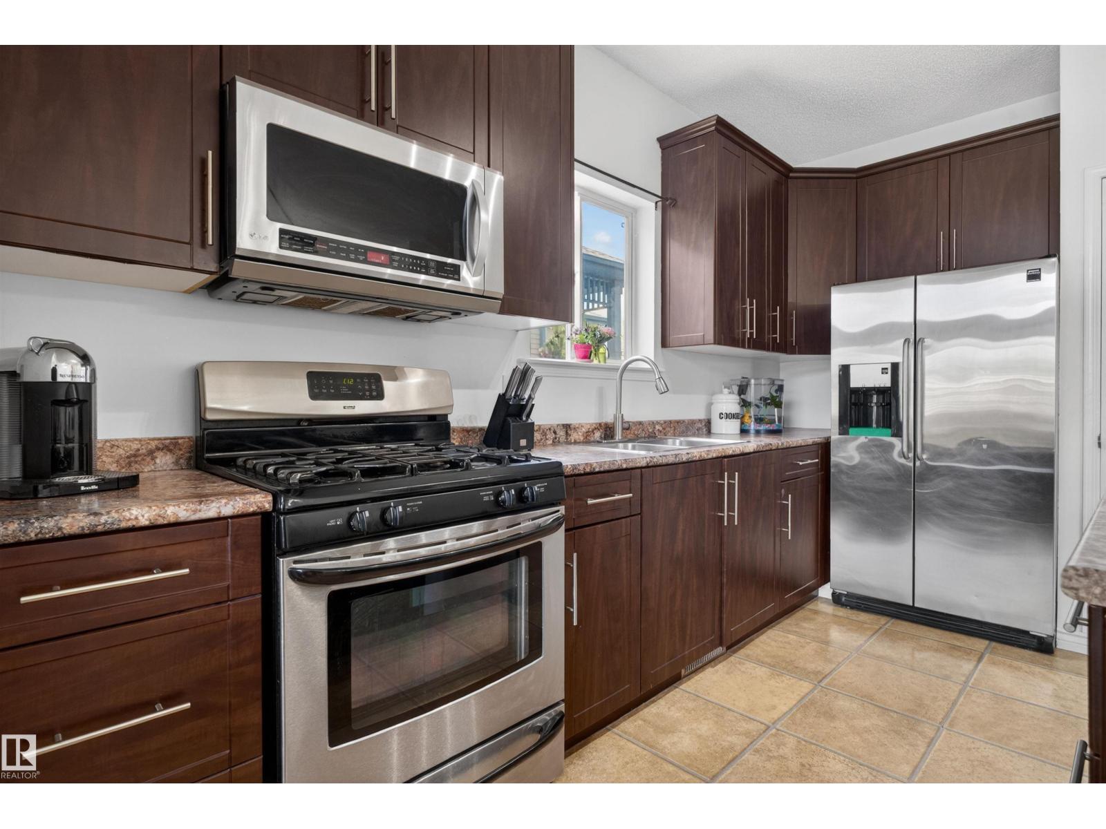 9014 166 AV NW - 8