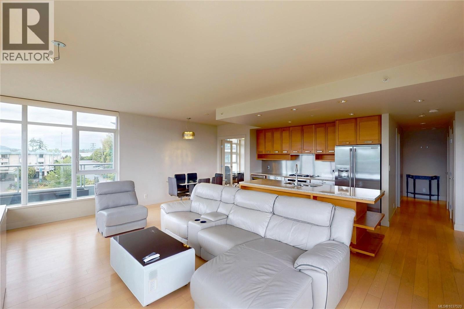 #PH2 365 Waterfront Cres - 4
