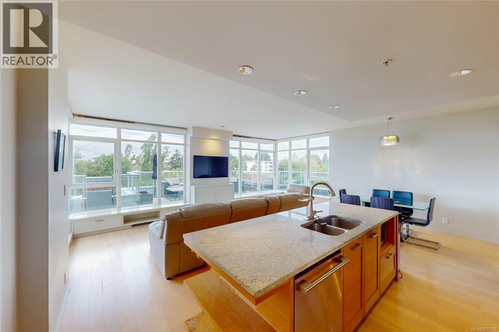 #PH2 365 Waterfront Cres - 5