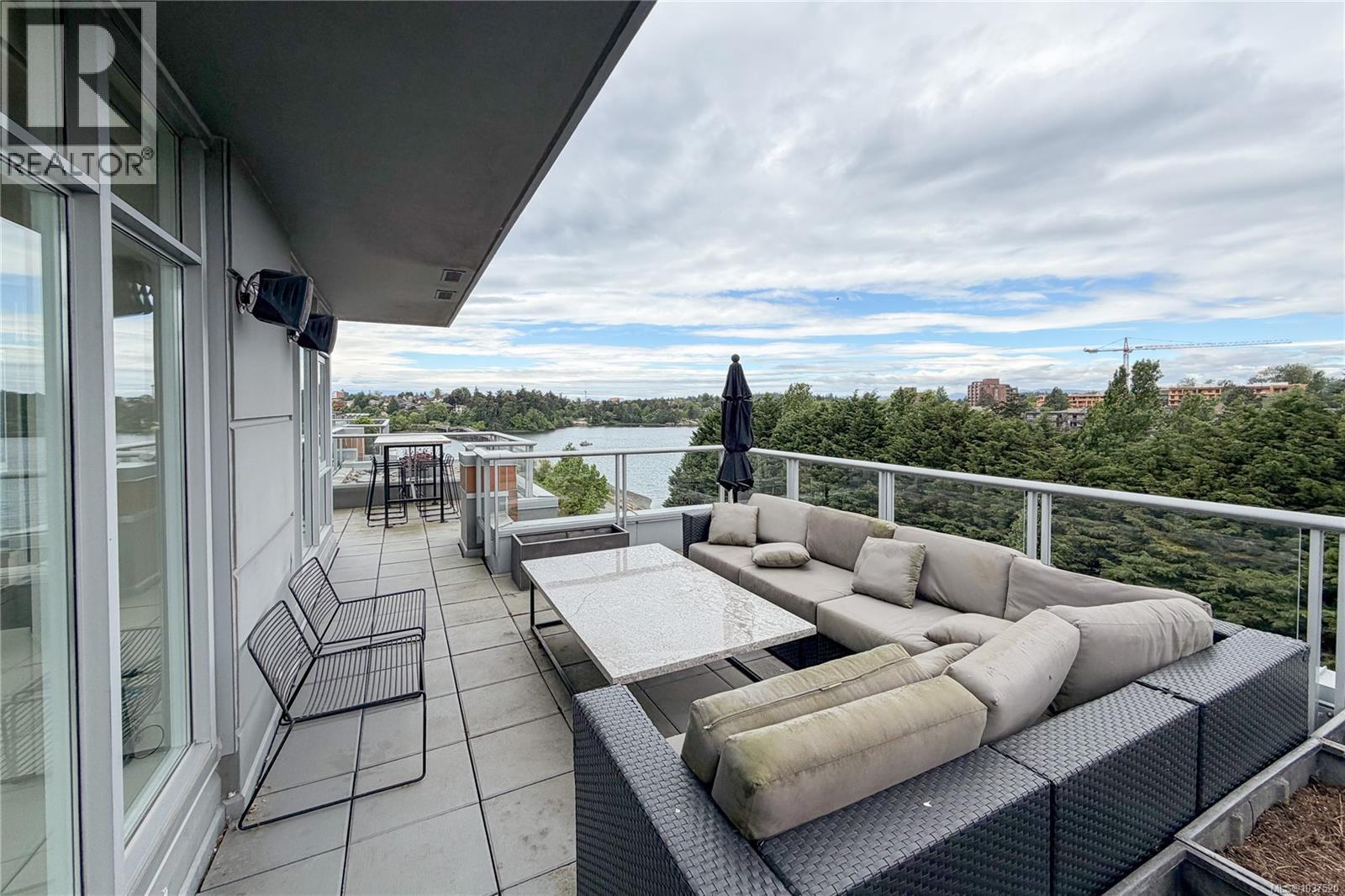 #PH2 365 Waterfront Cres - 40