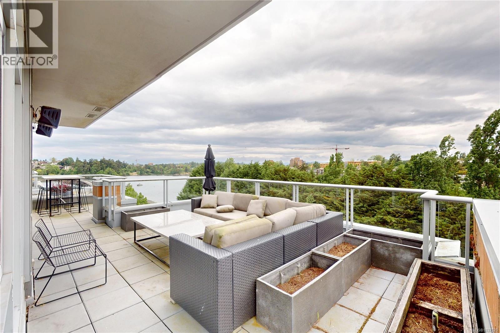 #PH2 365 Waterfront Cres - 33