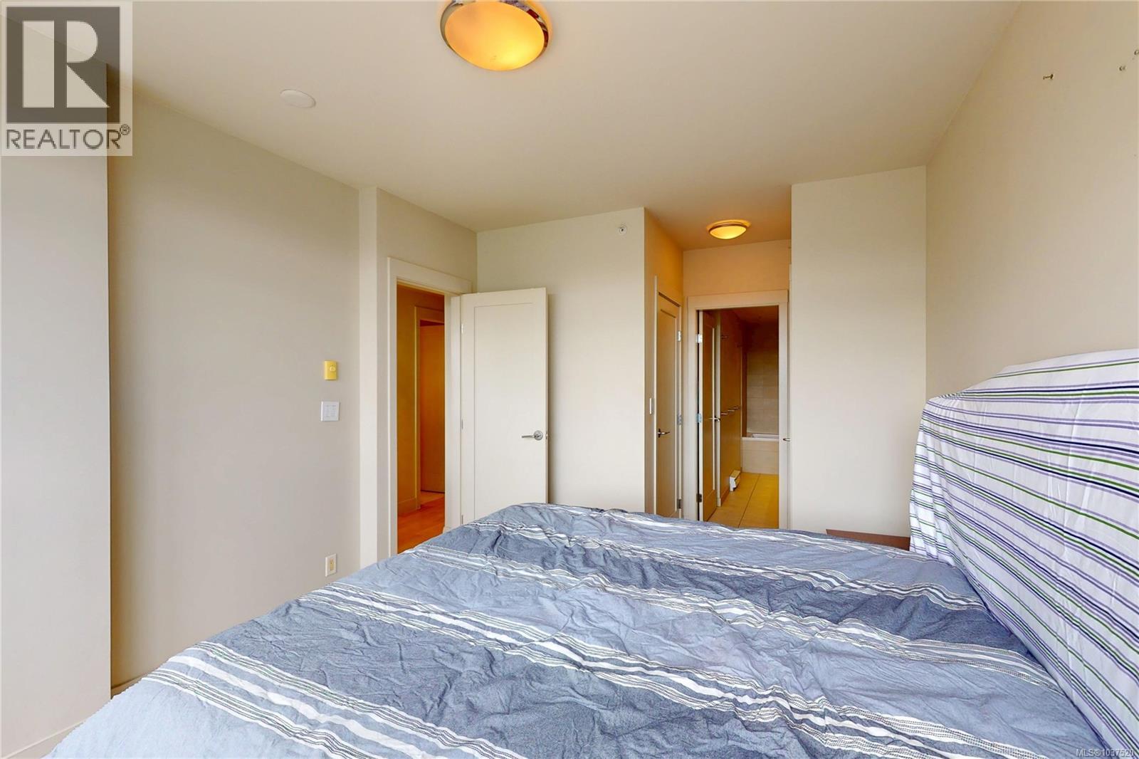 #PH2 365 Waterfront Cres - 17