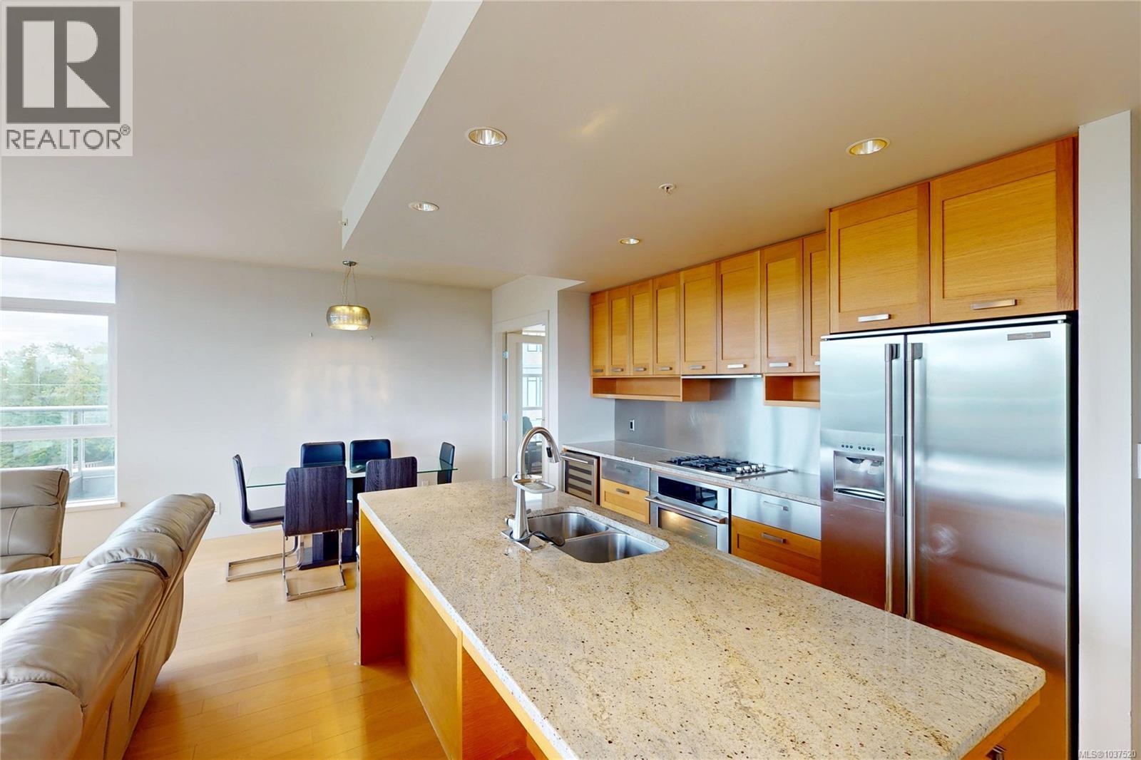#PH2 365 Waterfront Cres - 3