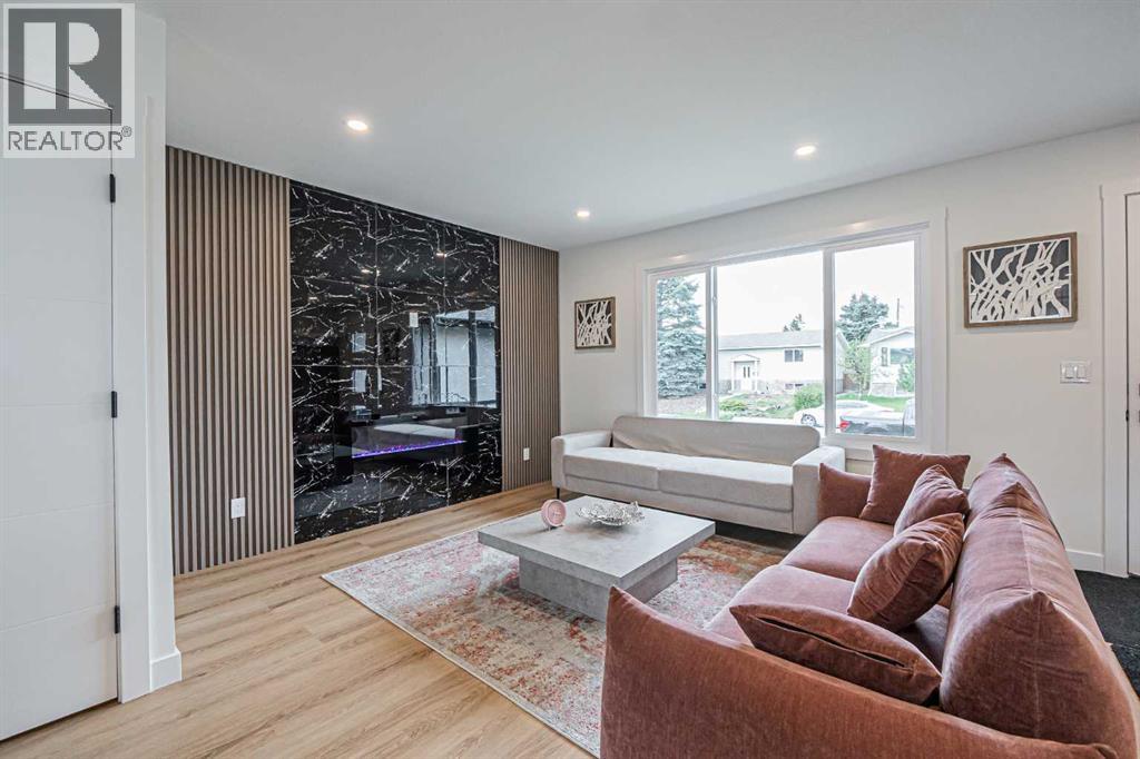 176 Huntchester Crescent NE - 11
