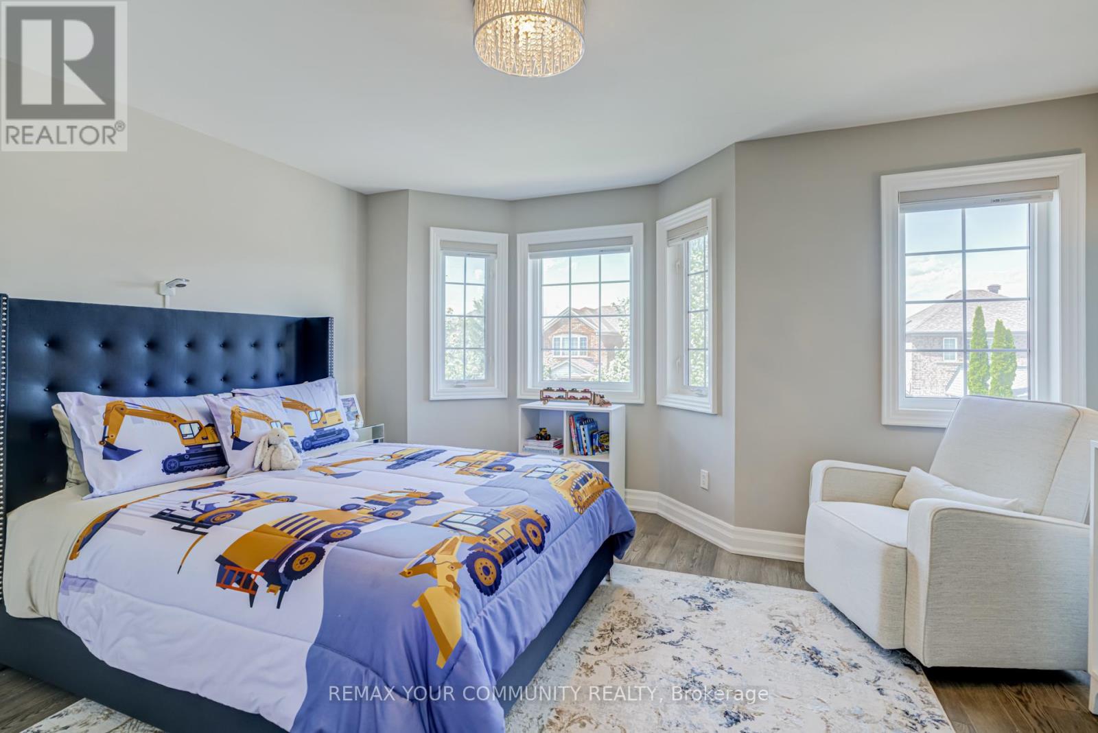 21 AMPARO DRIVE - 17