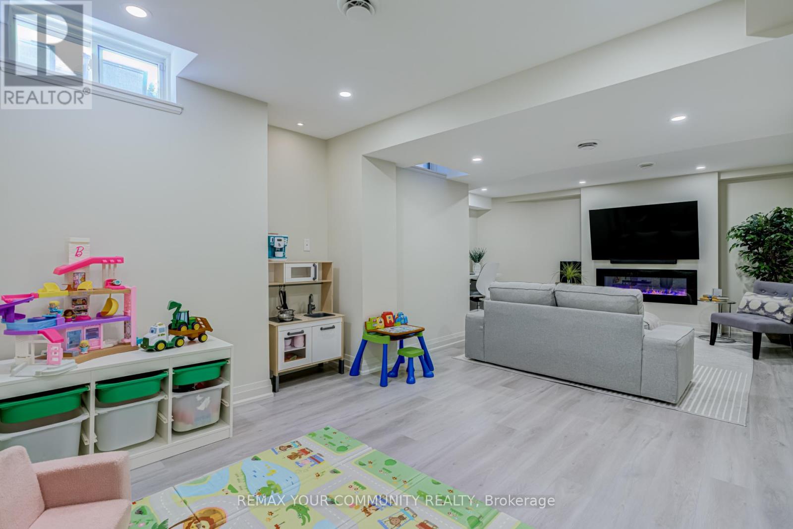 21 AMPARO DRIVE - 27