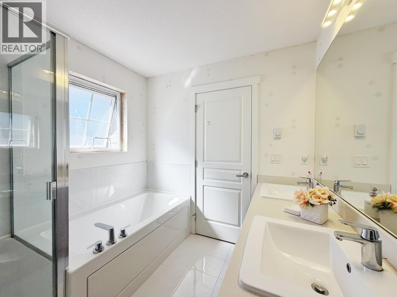 121 5550 ADMIRAL WAY, Ladner
