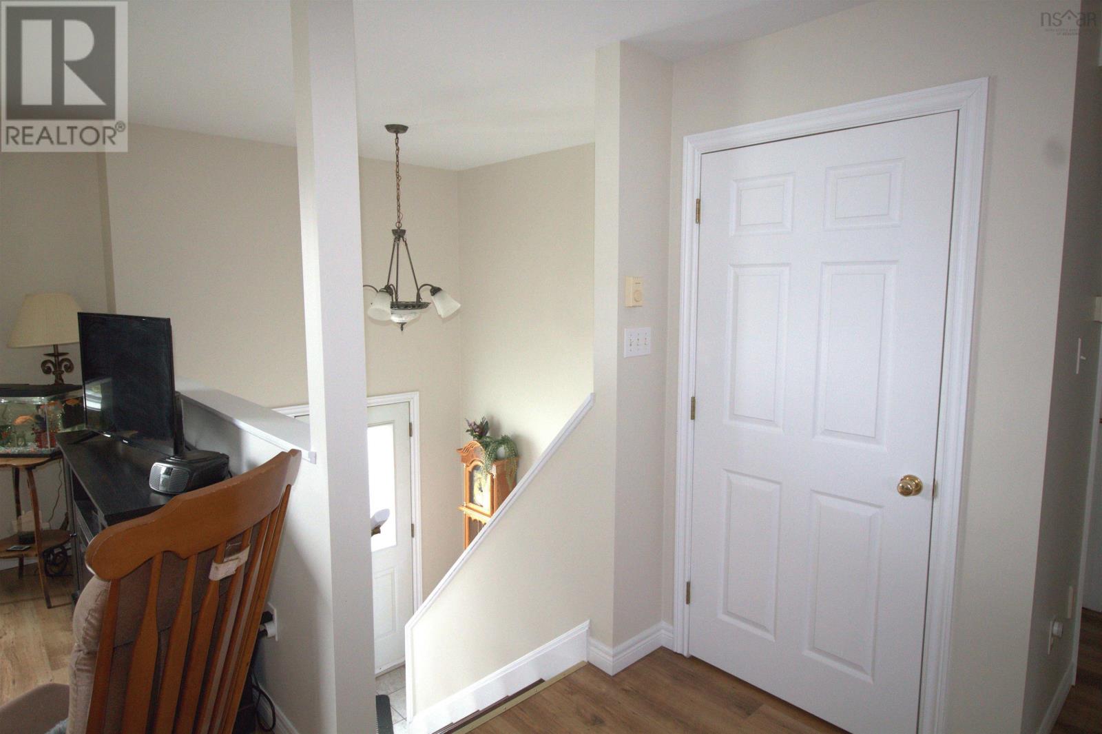 45 Grove Avenue - Image 3