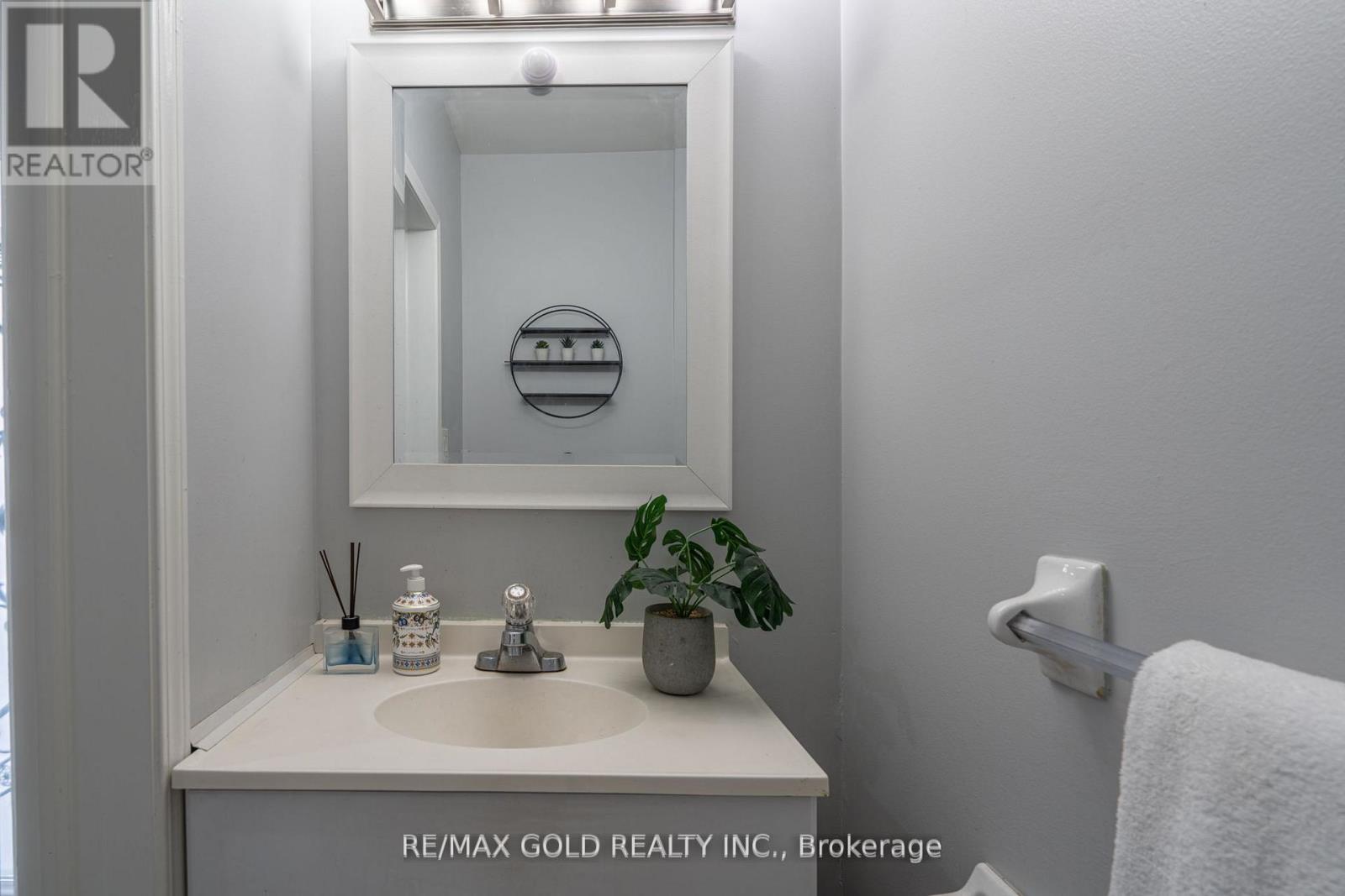 8 BAYRIDGE DRIVE - 5