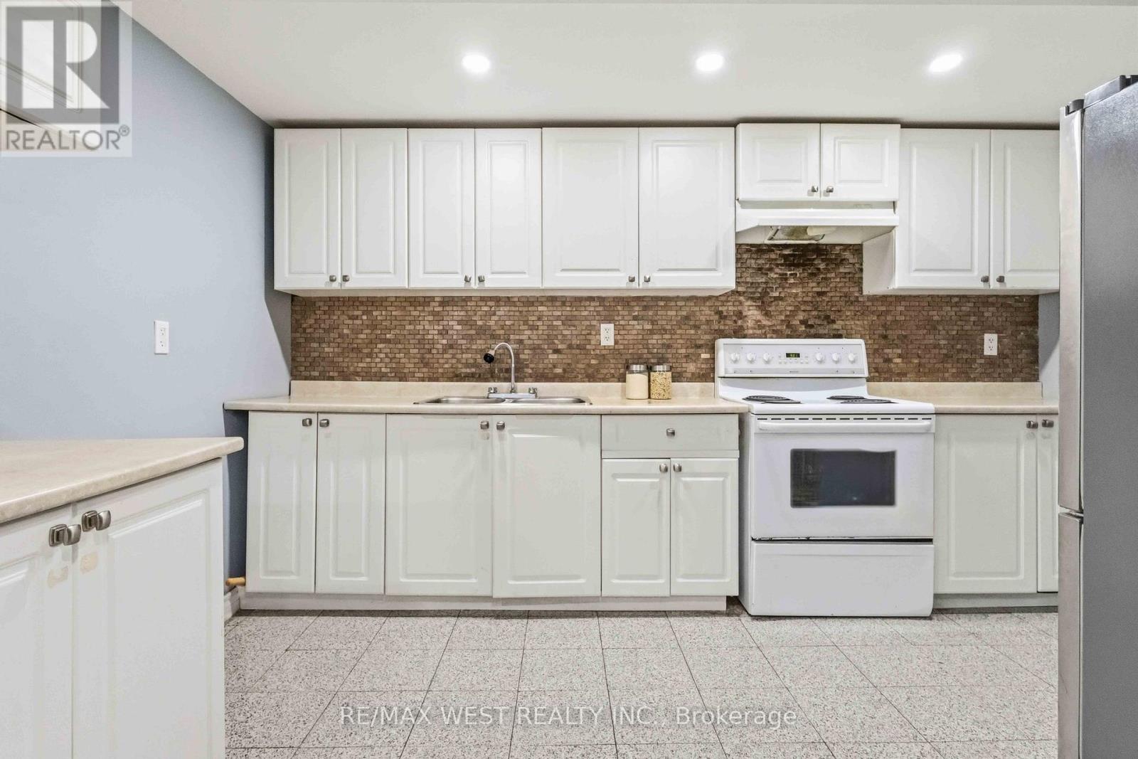 23 GLORIA CRESCENT - 43