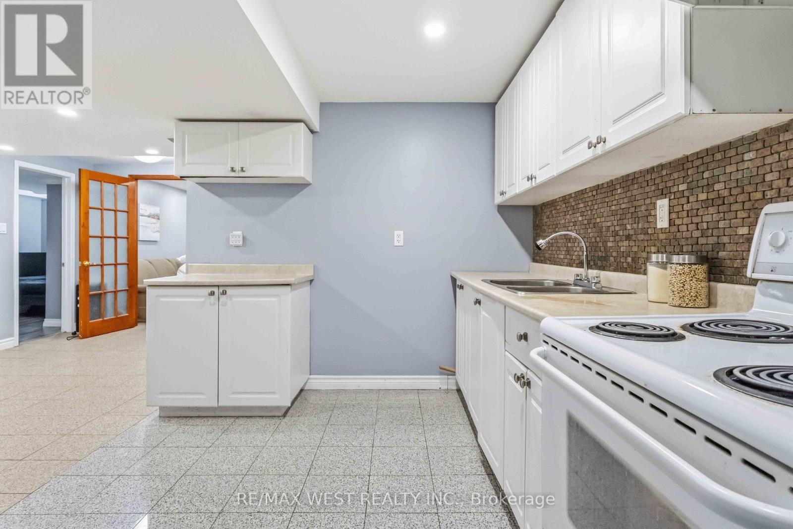 23 GLORIA CRESCENT - 44
