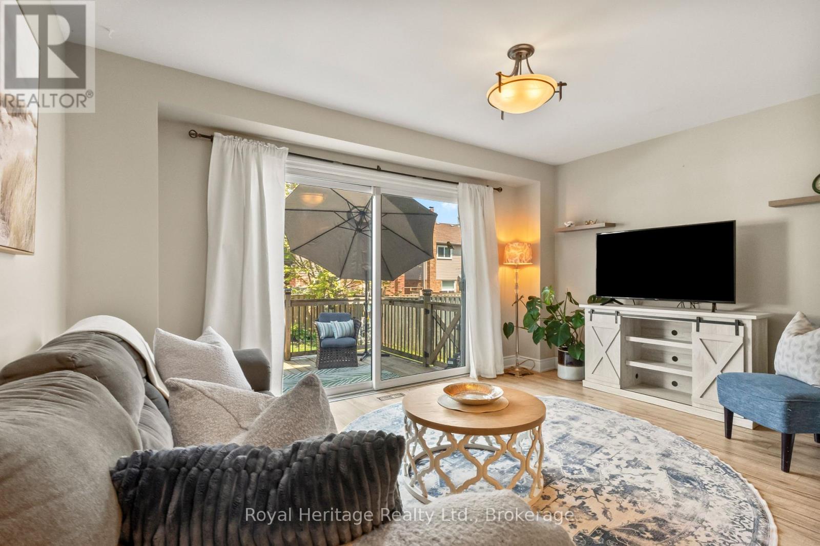 32 HEWITT CRESCENT - 14