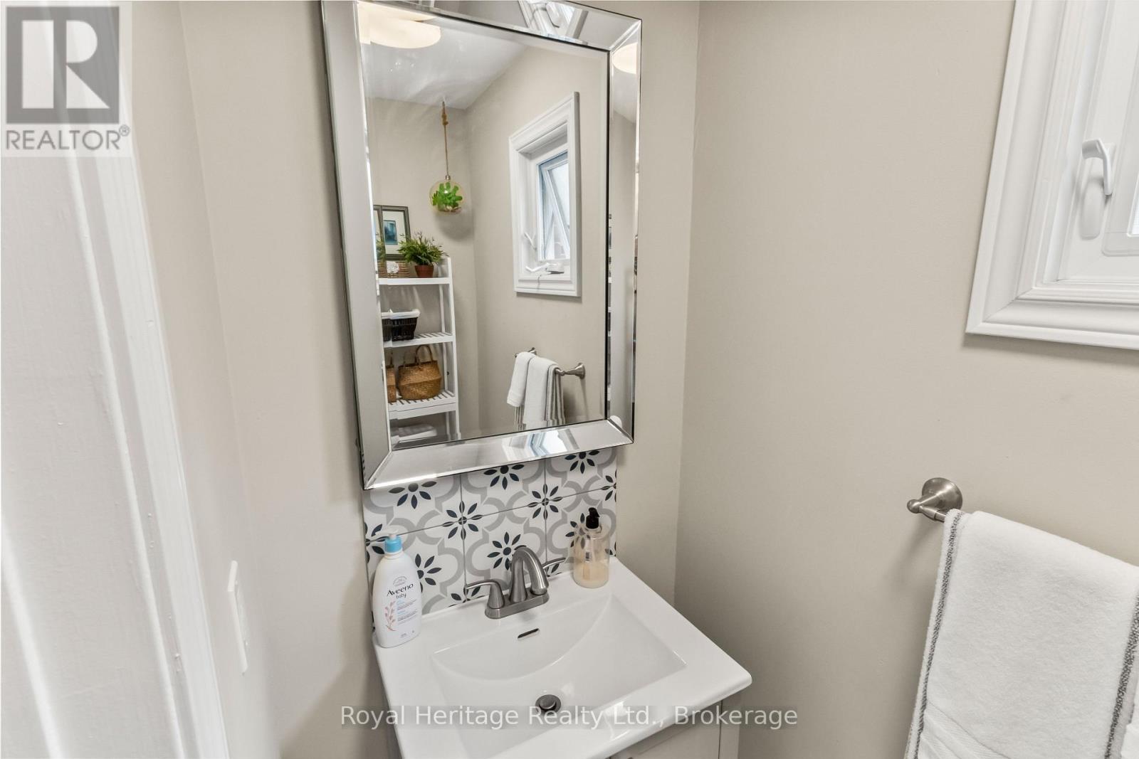 32 HEWITT CRESCENT - 17