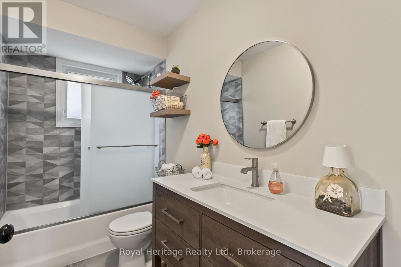 32 HEWITT CRESCENT - 22