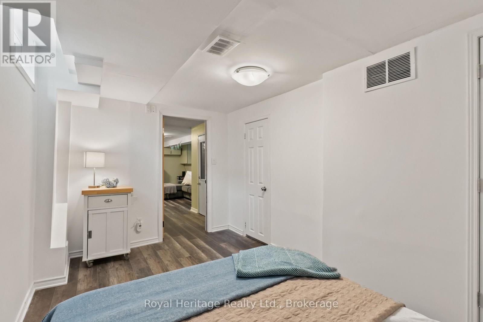 32 HEWITT CRESCENT - 26