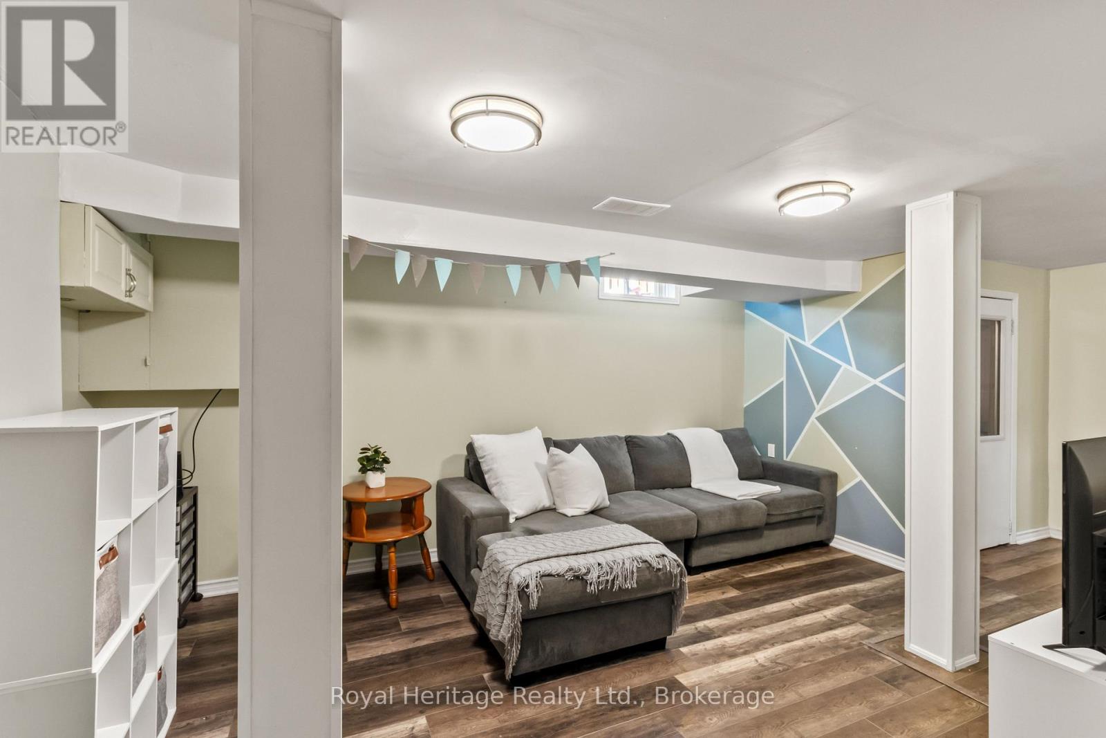 32 HEWITT CRESCENT - 28