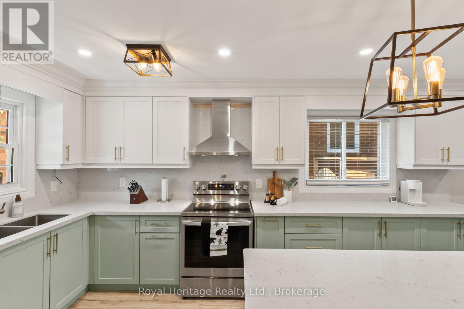 32 HEWITT CRESCENT - 4