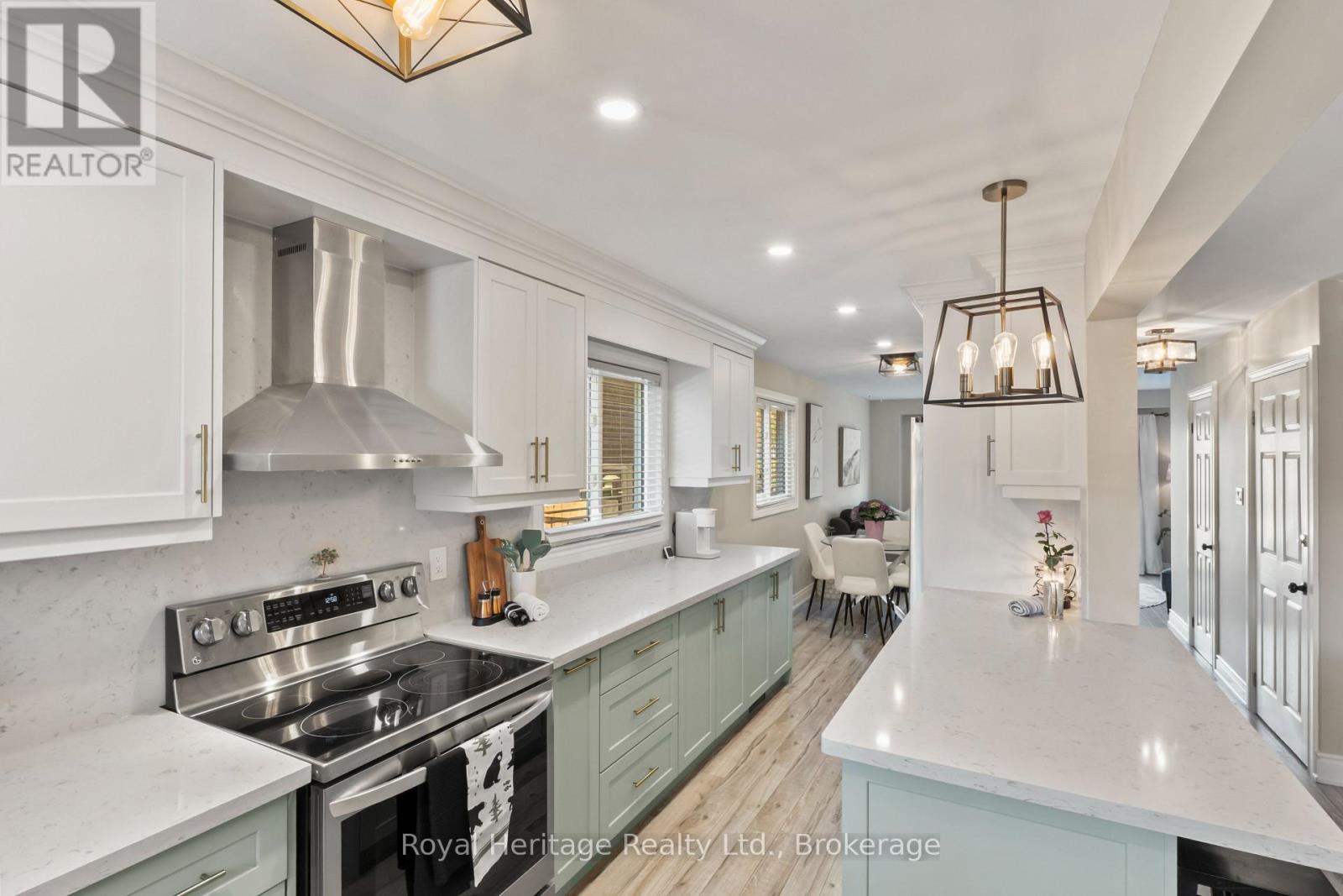 32 HEWITT CRESCENT - 6