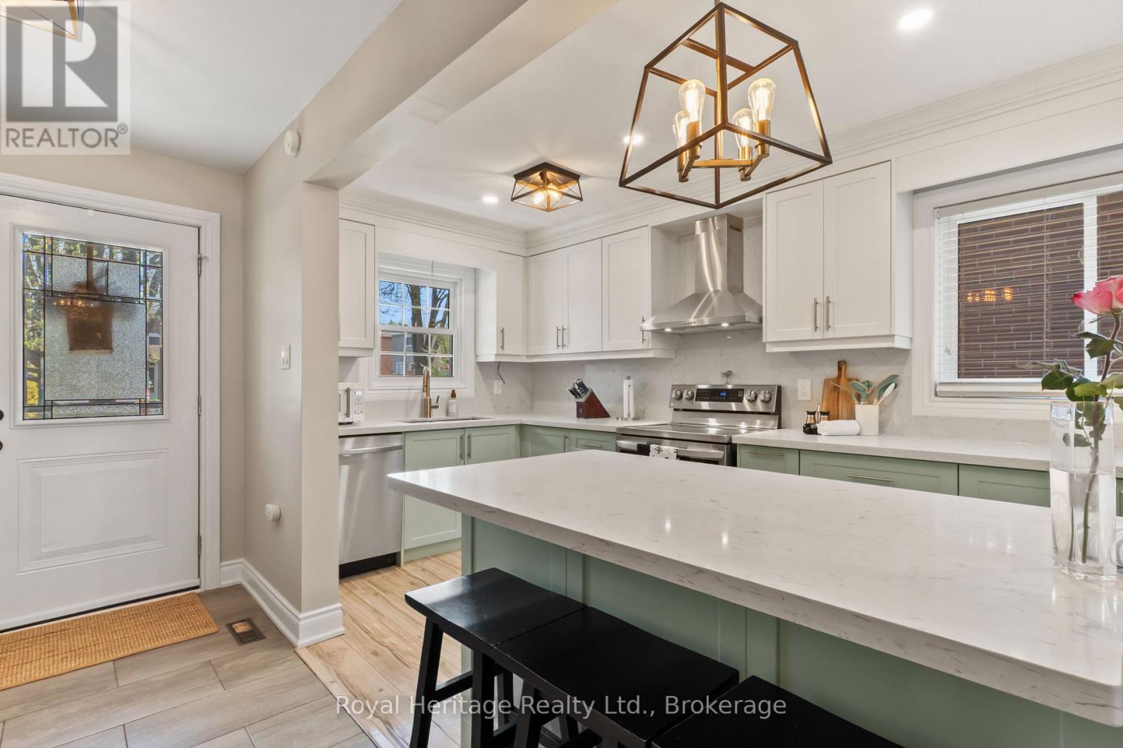 32 HEWITT CRESCENT - 7