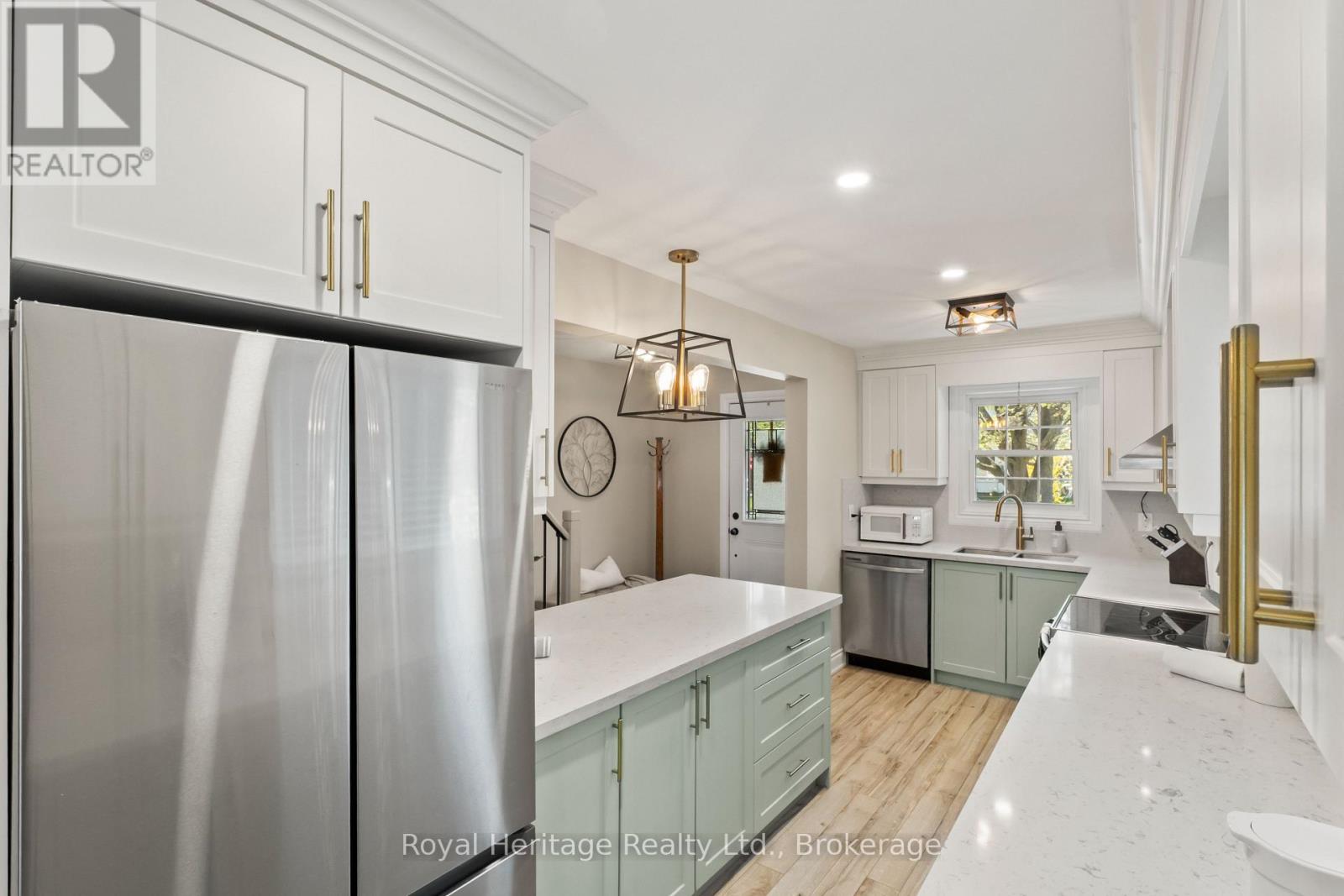 32 HEWITT CRESCENT - 8