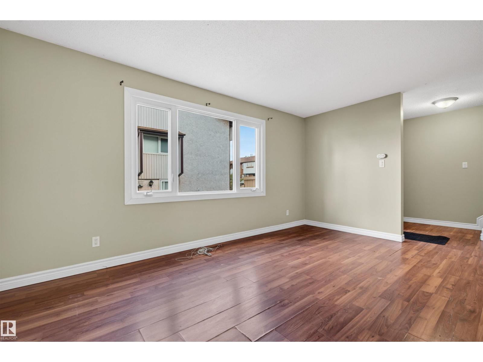 #8 14105 82 ST NW - 5