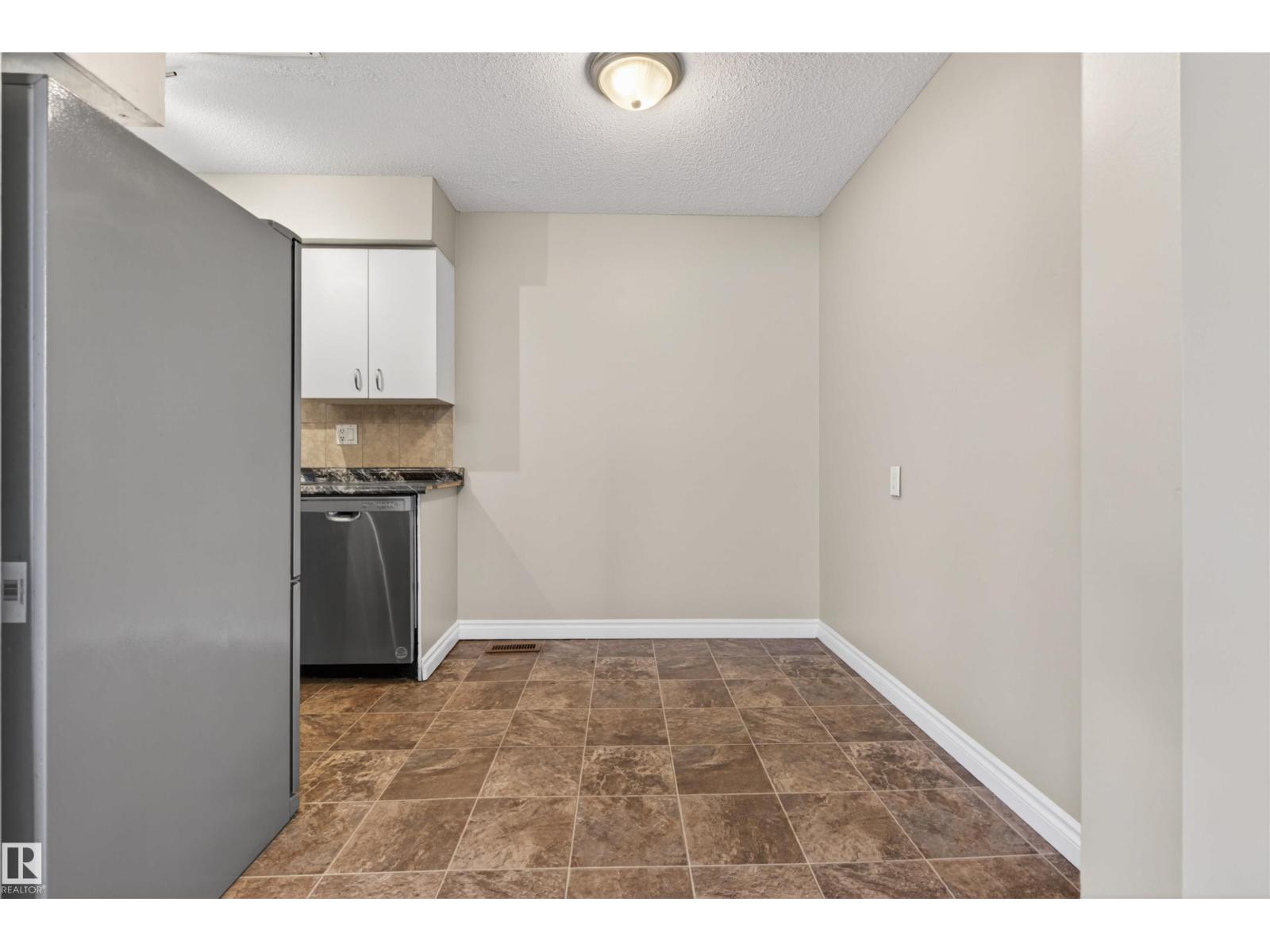 #8 14105 82 ST NW - 6