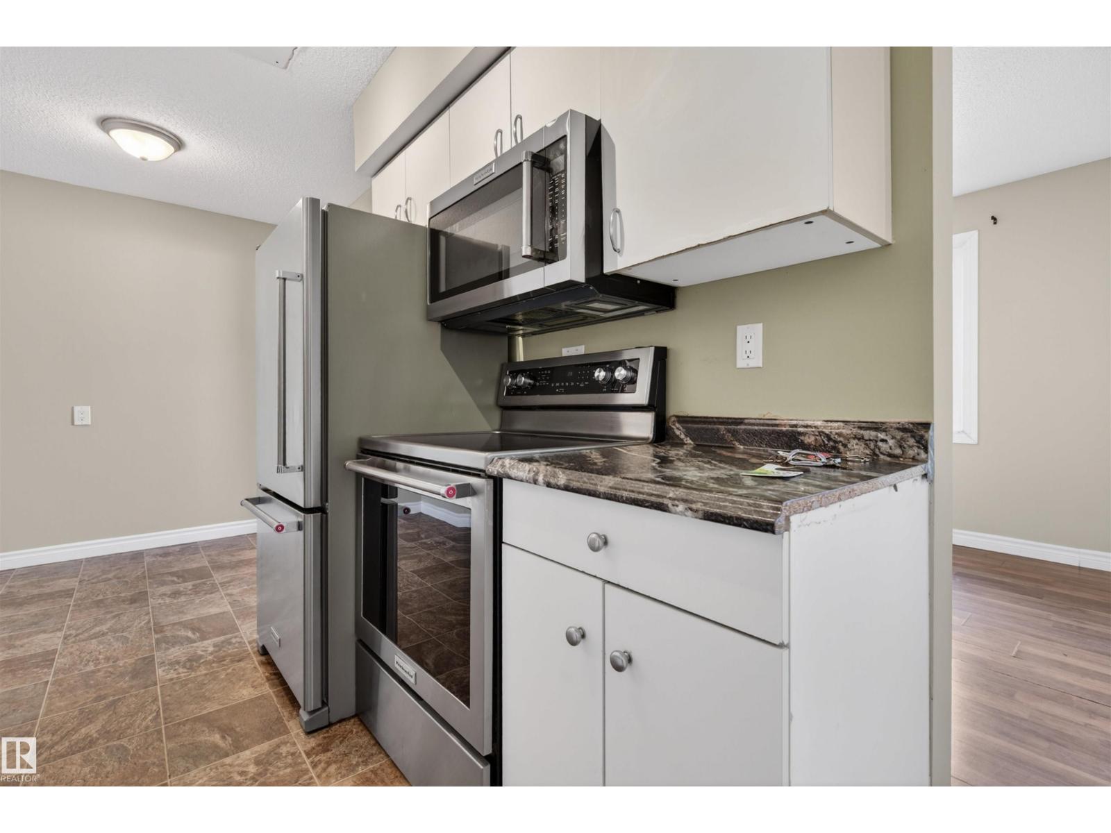 #8 14105 82 ST NW - 8