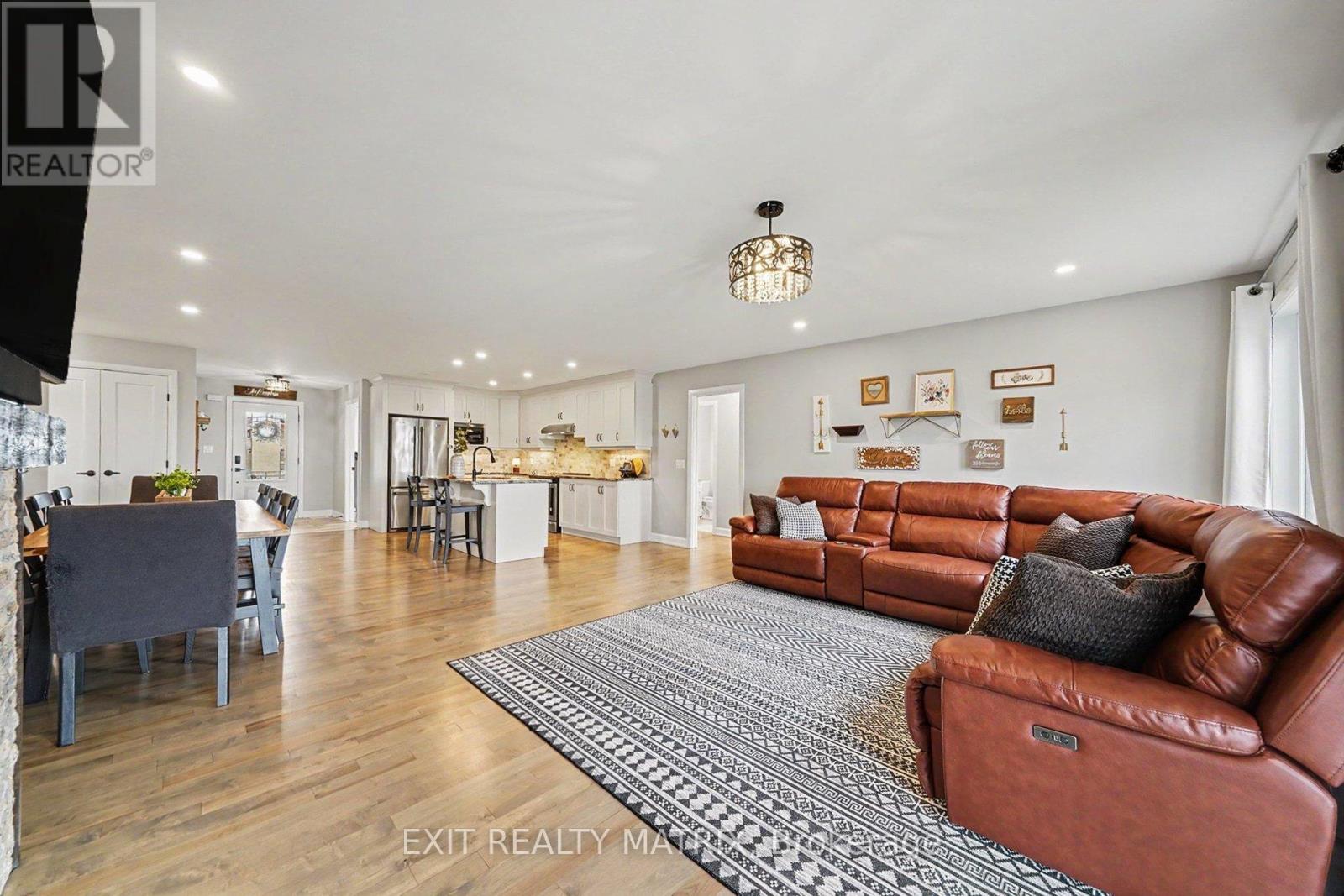 19 WINTONIA DRIVE - 4