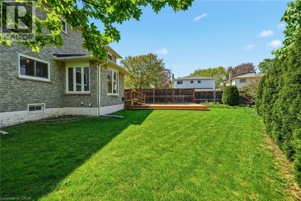2347 TWEEDSMUIR Court, Burlington, Ontario, L7P4K9 — Photo 4