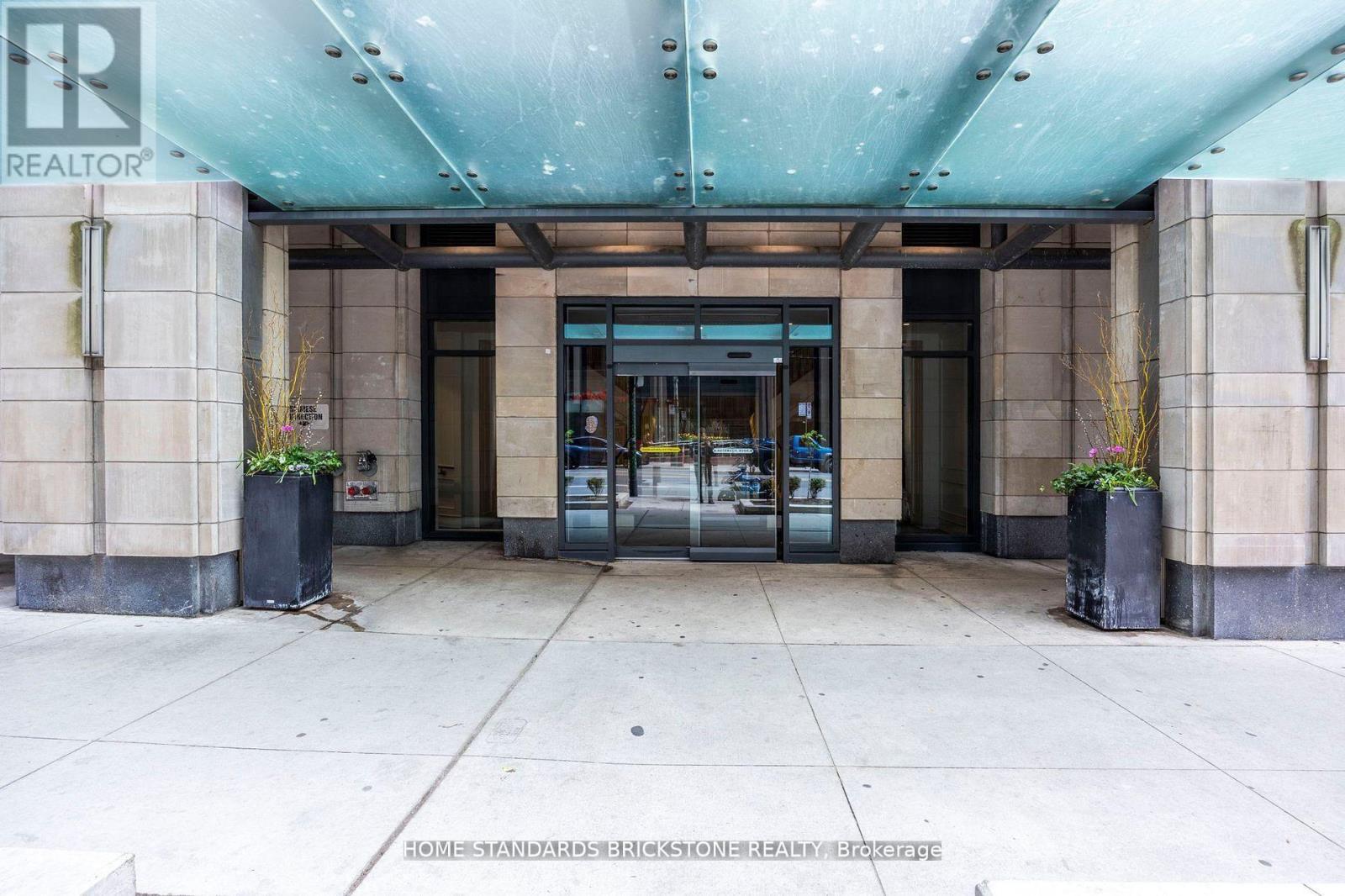 #3907 955 BAY STREET - 33