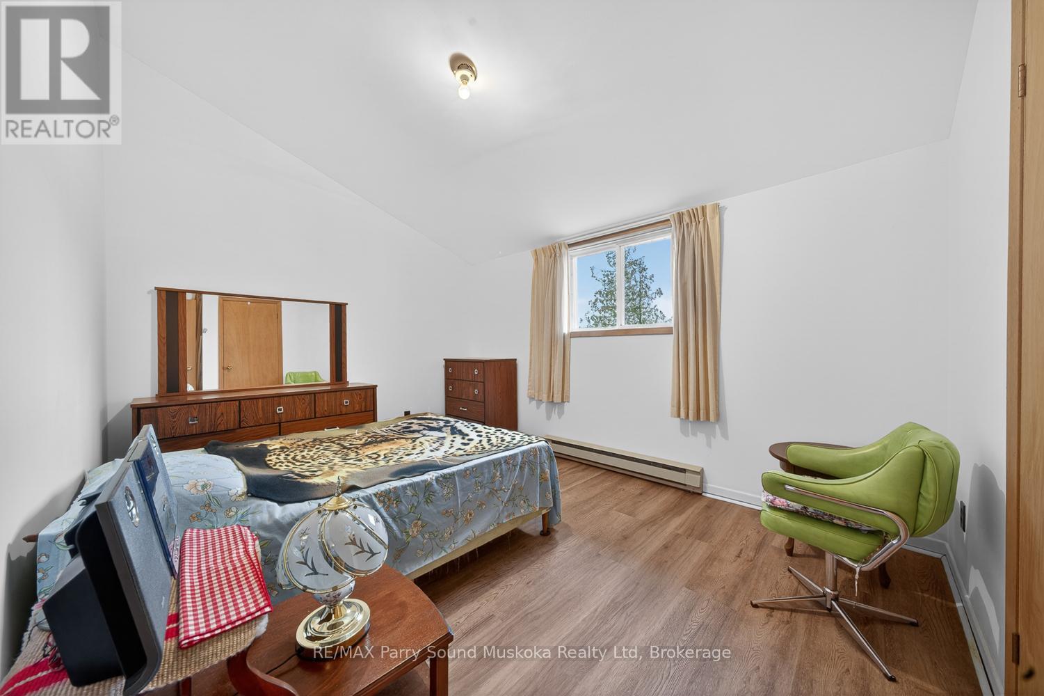 37 SMITHPINE CRESCENT - 32