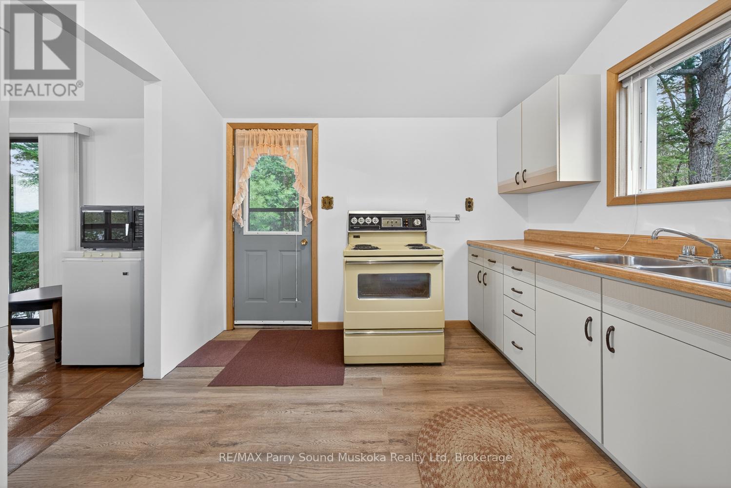 37 SMITHPINE CRESCENT - 35