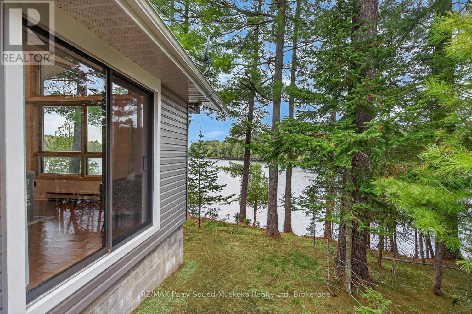 37 SMITHPINE CRESCENT - 43