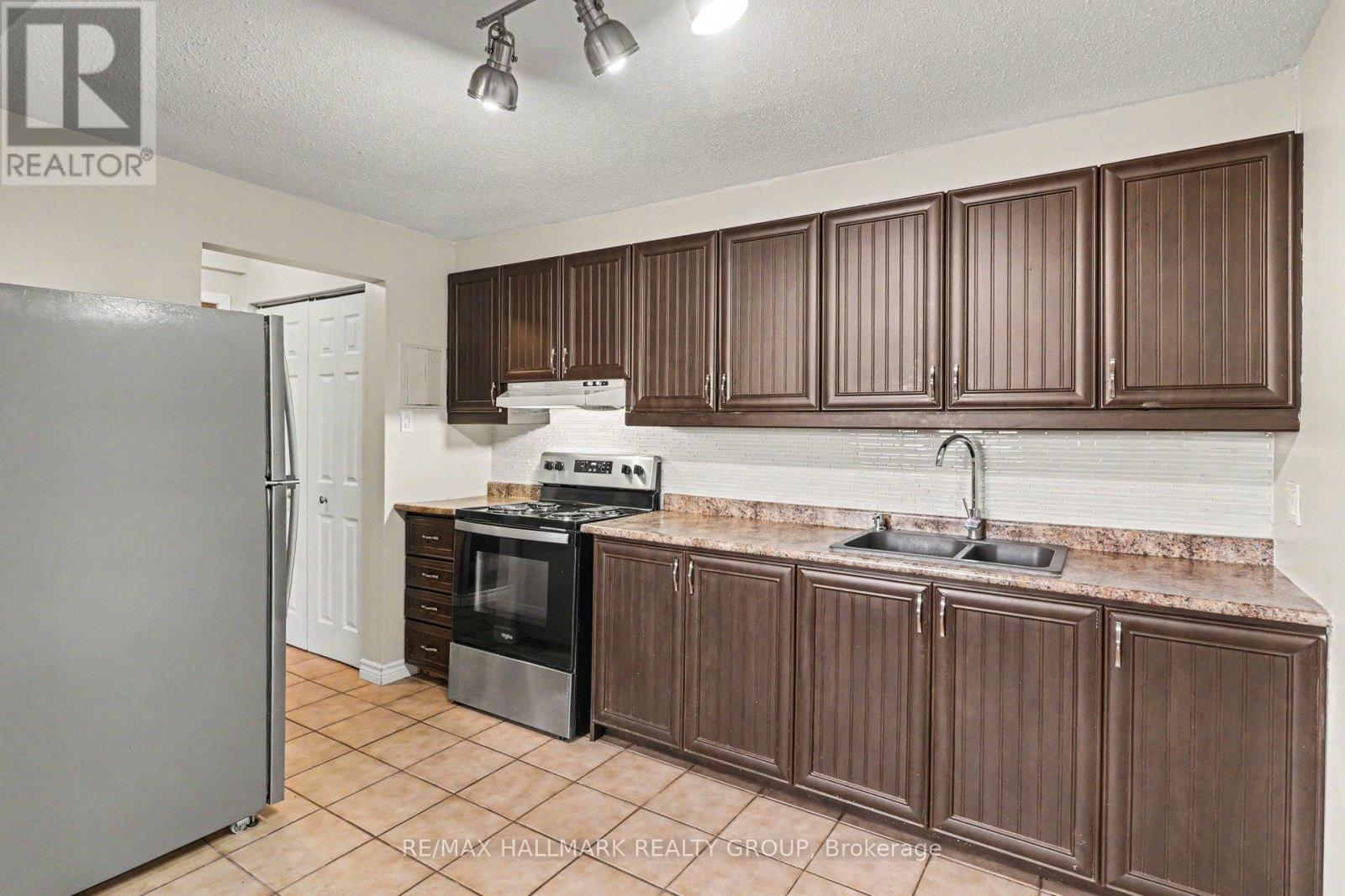 #2 898 ELMSMERE ROAD - 11