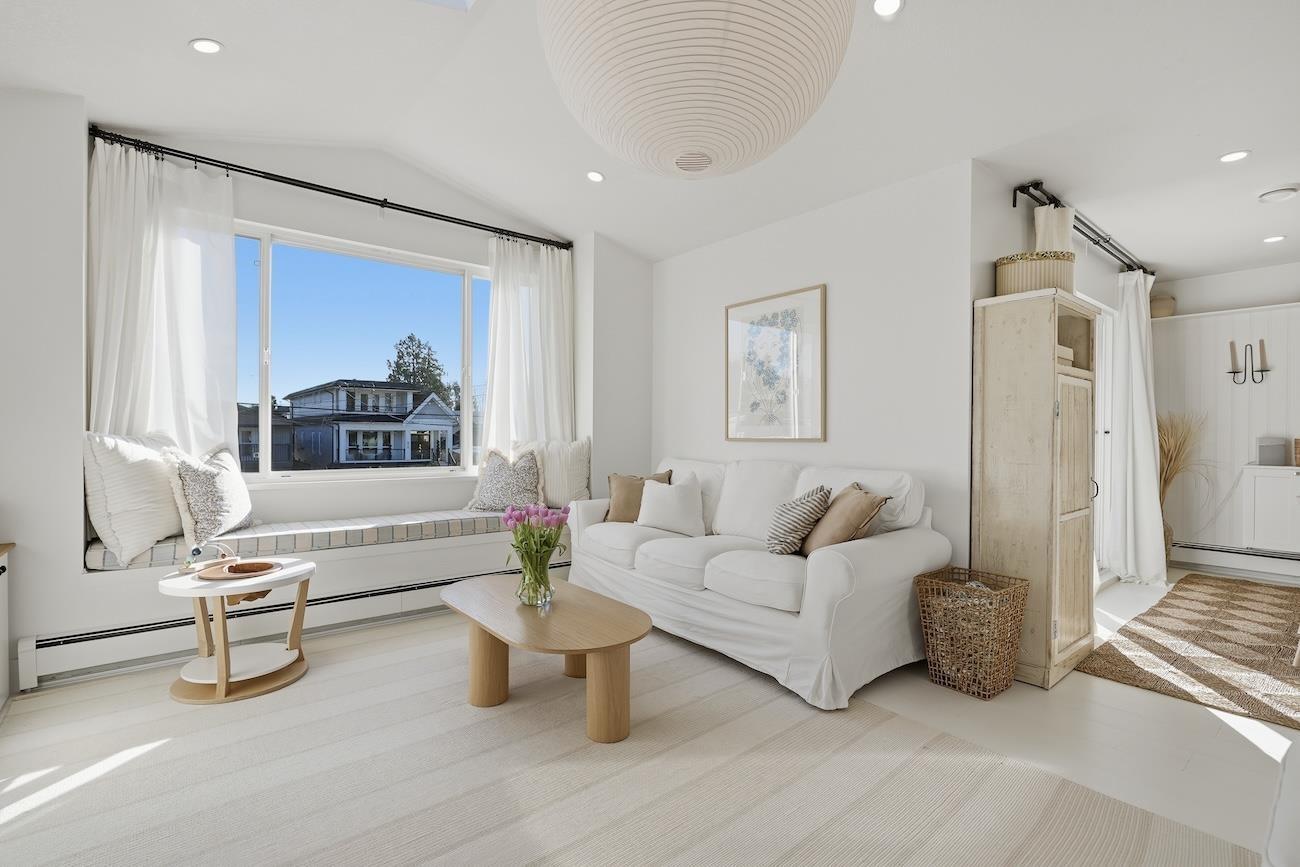 863 LEE STREET, White Rock