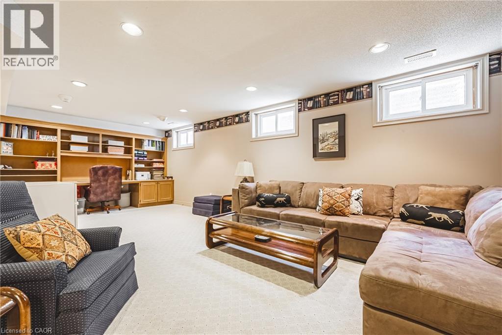 33 GOLFVIEW Crescent - 32